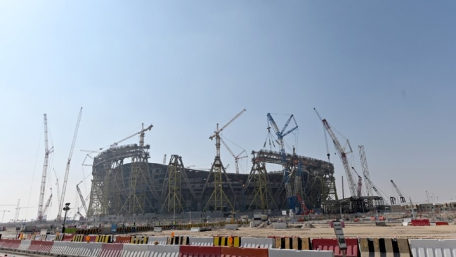 Bota po e shijon, por Qatar 2022 ua mori jetën 400 deri 500 punëtorëve migrantë