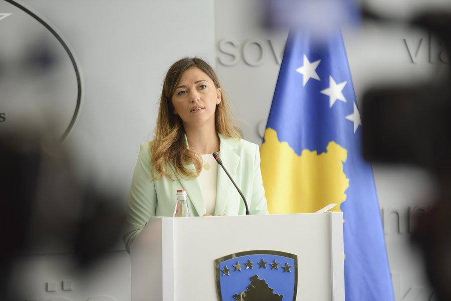 Kërkohet dorëheqja e ministres Haxhiu pas vrasjes së shtatzënës në QKUK