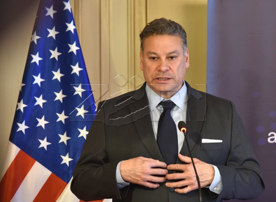 Escobari u drejtohet politikanëve serbë: Largohuni nga retorika Kosova është Serbi