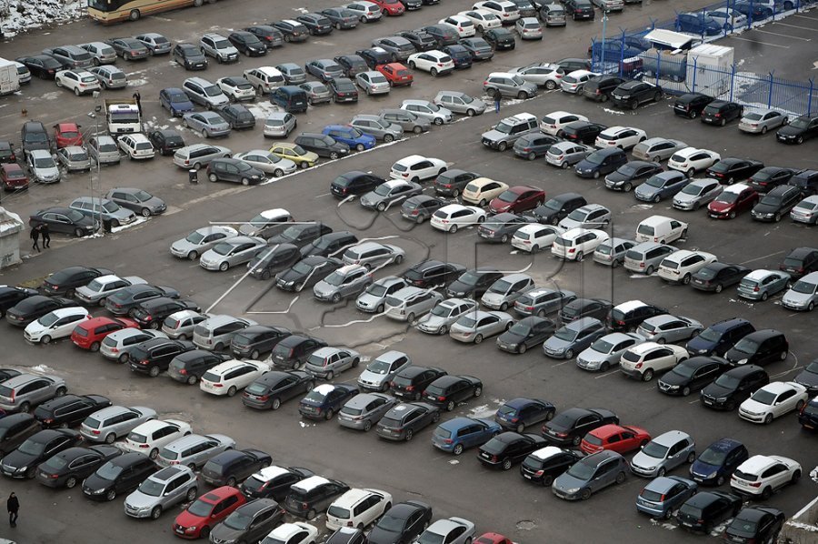 Thyhen shtatë vetura në parkingun e një objekti në Fushë-Kosovë