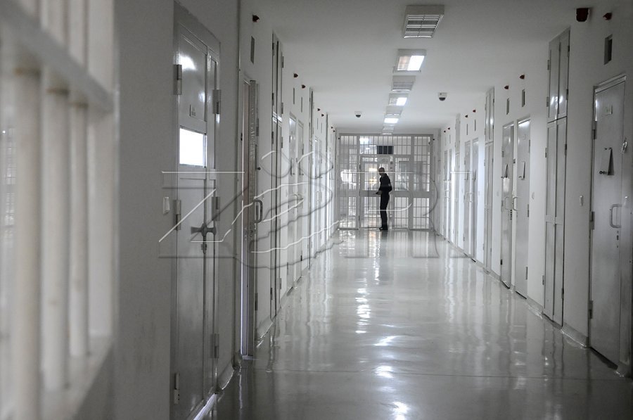 “M’i jep 5000 euro ose i tregoj burrit tënd”, Prokuroria e Gjakovës kërkon paraburgim ndaj dy personave për shantazh