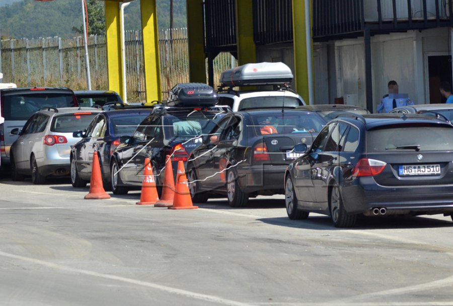 Fluksi në pikat kufitare të Kosovës: Kolonat dhe pritjet shtohen ndërsa bashkatdhetarët kthehen për pushime