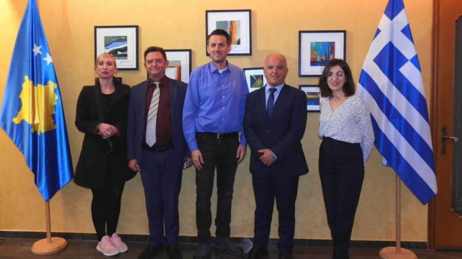 Fragmentet e së shkuarës: Artisti Gjyljan Fetaj sjell historinë e Kosovës me artin e tij në Athinë