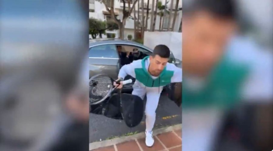 Gjokoviqi “merr në thu” në pikë të “rrafshit”, për pak sa s’rrëzohet duke zbritur nga vetura [video]