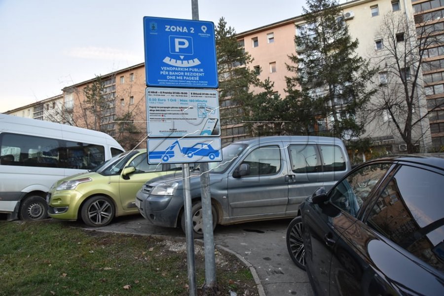 Parkingjet në Prishtinë monitorohen online, Rama: Kemi vendosur tabelat digjitale