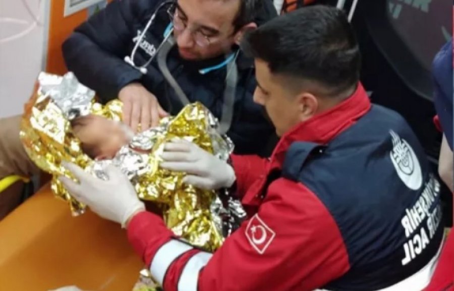 Pas 90 orësh nën rrënoja, foshnja dhjetëditëshe nxirret e gjallë [video]