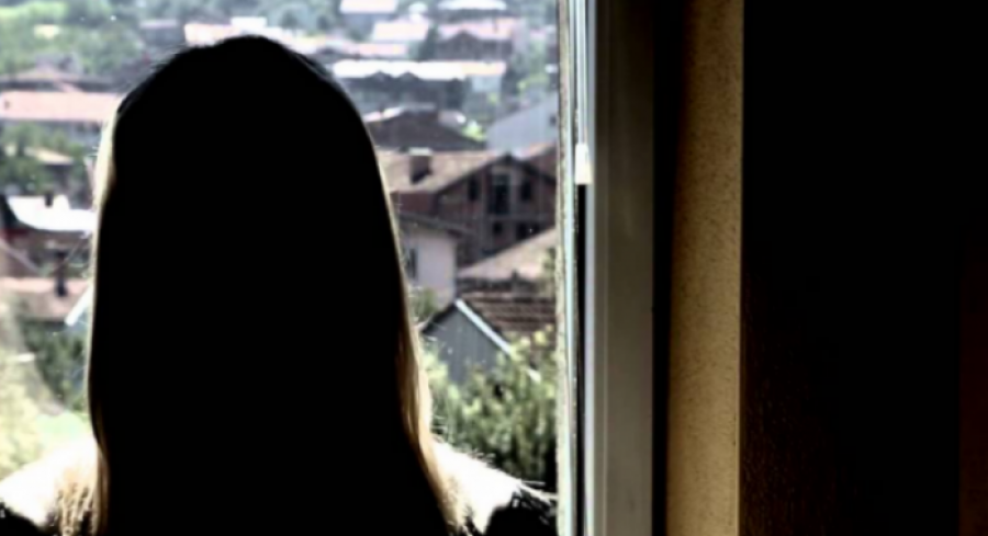 Prokurori i Speciales tregon se si do të kapen serbët që kryen përdhunime gjatë luftës në Kosovë
