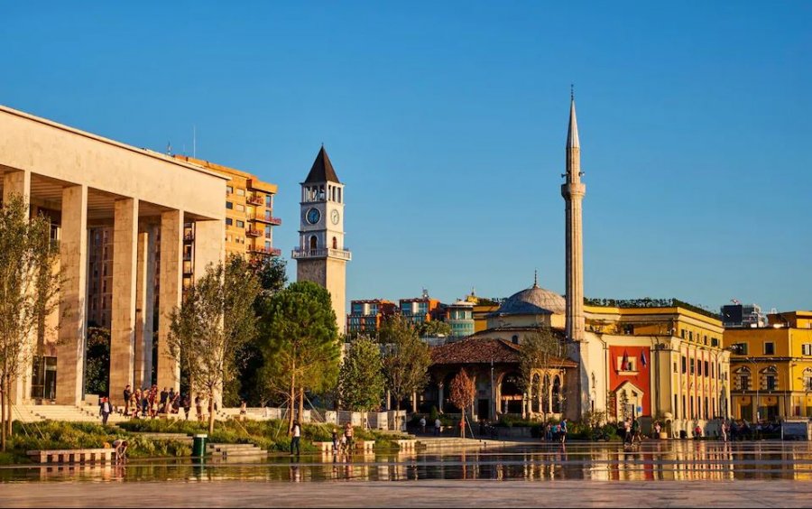 Turistët e huaj shpenzuan 5.7 miliardë euro gjatë vitit 2025 në Shqipëri, shifër rekord për ekonominë