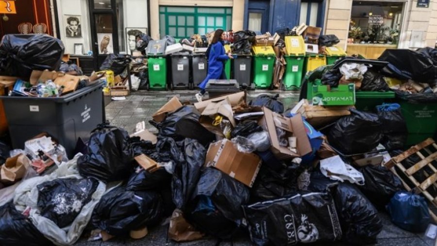 Parisi “pushtohet” nga mbeturinat dhe minjtë, shkak greva e punonjësve të pastrimit