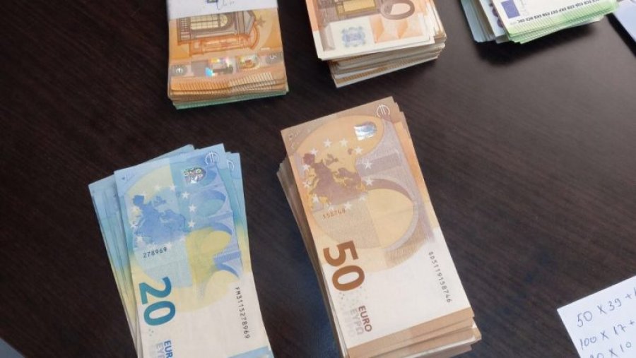 Dogana ia konfiskon gati 30 mijë euro të padeklaruara një qytetari në Vërmicë