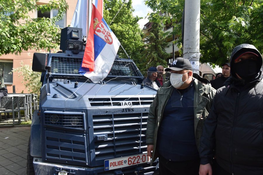 Provokojnë protestuesit, vendosin flamurin e Serbisë mbi autoblindën e Njësisë Speciale në veri