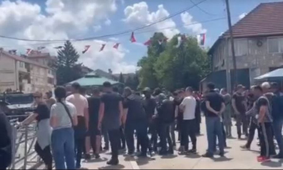Tensionohet situata në Leposaviq, gazetarët sulmohen nga persona të maskuar