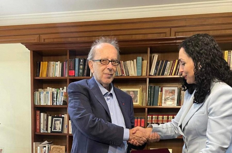 Osmani ia dorëzon Ismail Kadaresë dekretin e nënshtetësisë së Kosovës