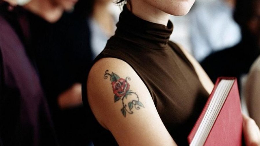 Personat me tatuazh kanë më shumë shanse të punësohen