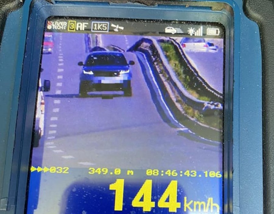 Voziti për mbi 140 km/h në zonën 80, policia gjobit shoferin në rrugën Mitrovicë - Prishtinë