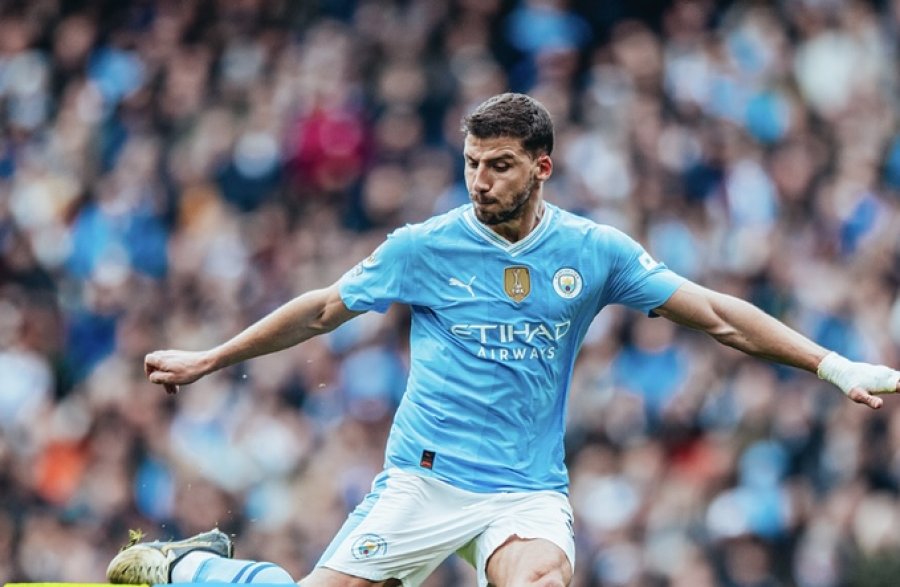 Man City fiton thellë ndaj Lutonit, merr kreun përkohësisht