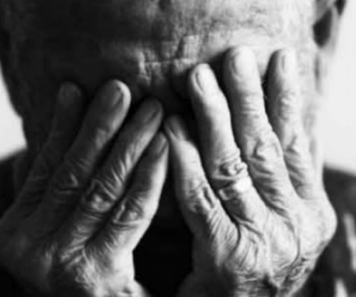 Burri nga Peja kërcënon babanë e tij dhe arratiset