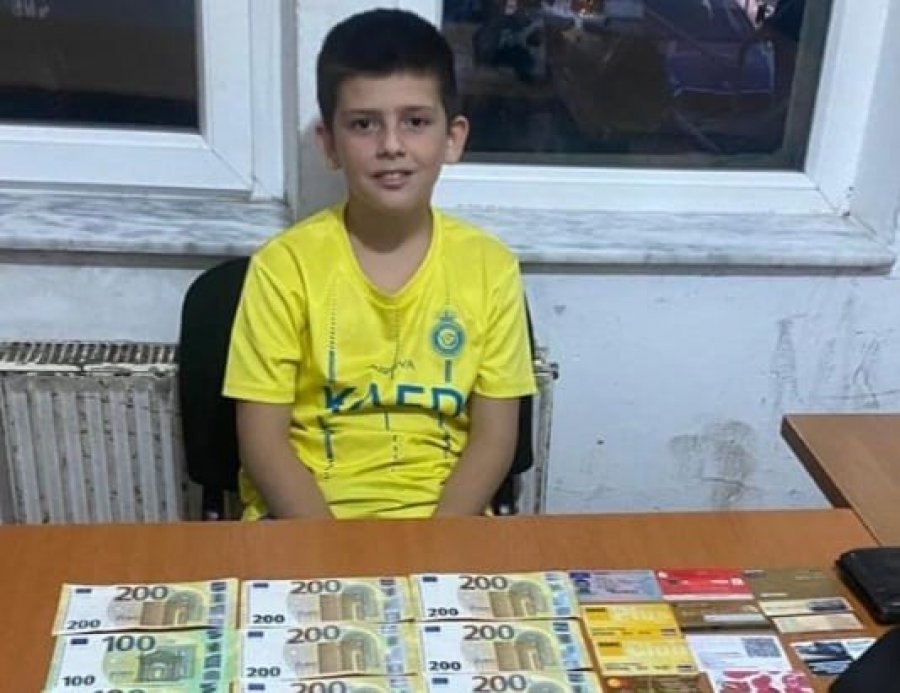 Një 12-vjeçar shembull në Skënderaj, gjen kuletën me 2500 euro dhe e dorëzon në Polici