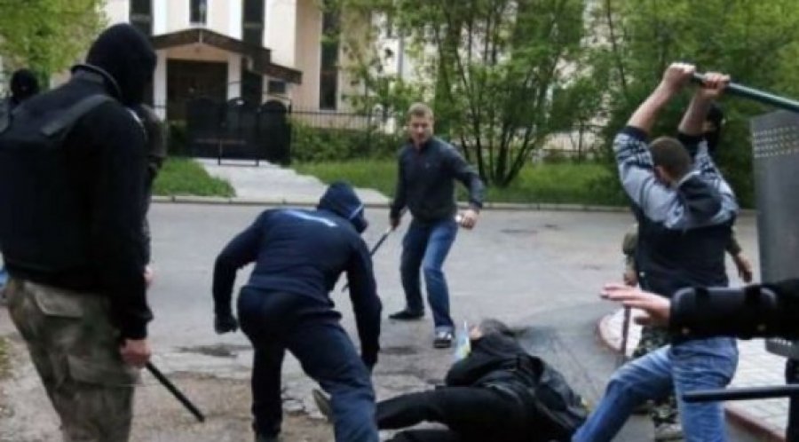 Prangosen dy persona në Mitrovicë të Jugut, sulmuan me shufra hekuri një tjetër