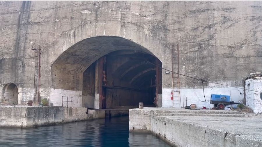 Misteri i tunelit të Porto Palermos në Shqipëri, çfarë fshihet pas derës së bunkerit që u hap pas 32 vitesh