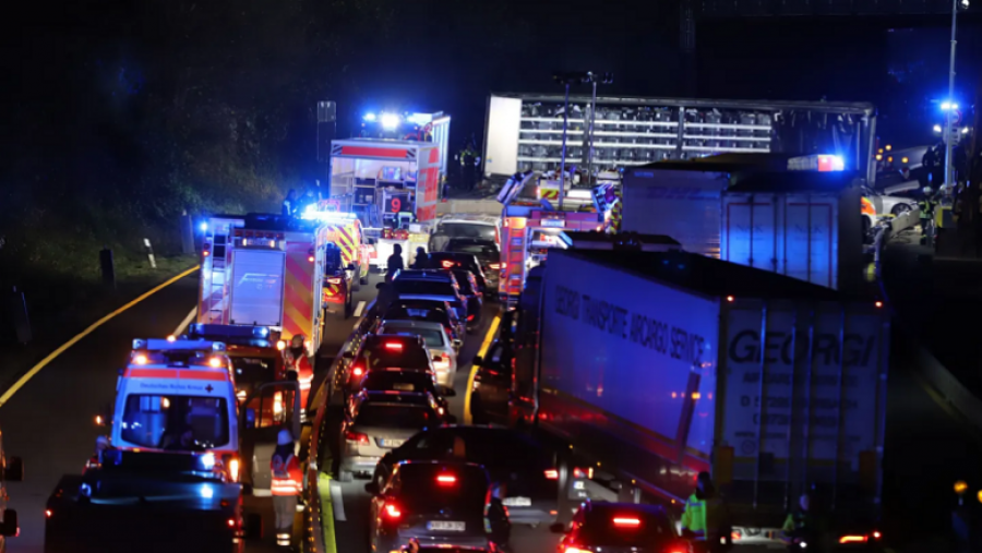 Disa të lënduar pasi shoferi i kamionit në mënyrë të pasigurt shkaktoi dy aksidente në autostradat e Gjermanisë
