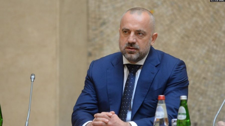 Radoiçiqi ende i lirë në Serbi, vazhdon me kërcënime ndaj qytetarëve