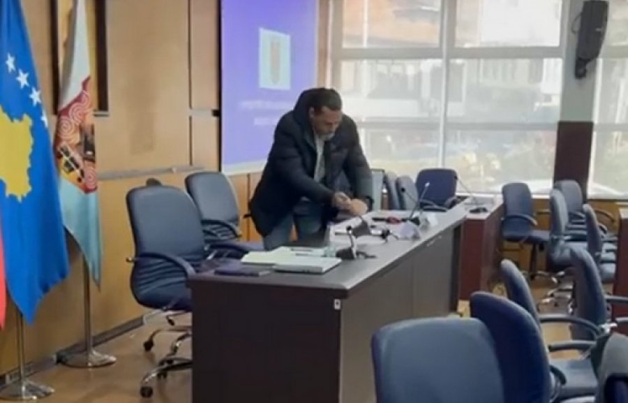 Gjykata e lë të lirë asamblistin Gëzim Sveçla, refuzon kërkesën për arrest shtëpiak