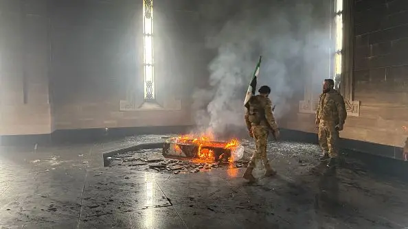 Rebelët ia vënë flakën varrit të babait të Bashar Al-Asadit