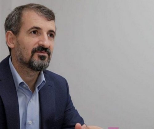 Miftaraj fotografon punëtorët e KEDS-it duke ia ndërruar orën e rrymës: Po punojnë të shtunave, s’na njoftuan fare