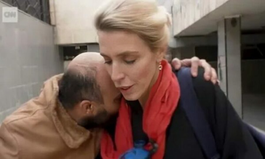 CNN filmoi momentin kur një burrë u lirua nga një burg sirian: O Zot, drita!