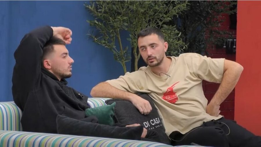 Laurenti dhe Fitimi zhvillojnë një bisedë duke komunikuar me kode