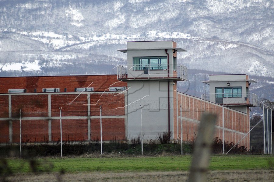 Pezullohet nga puna një zyrtar korrektues, dyshohet se mundësoi futjen e kontrabandës brenda Qendrës Korrektuese të Dubravës