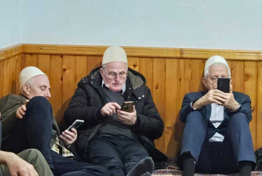 Fotografia virale e tre të moshuarve: Me plisa në odë, por “të zhytur thellë në botën digjitale”