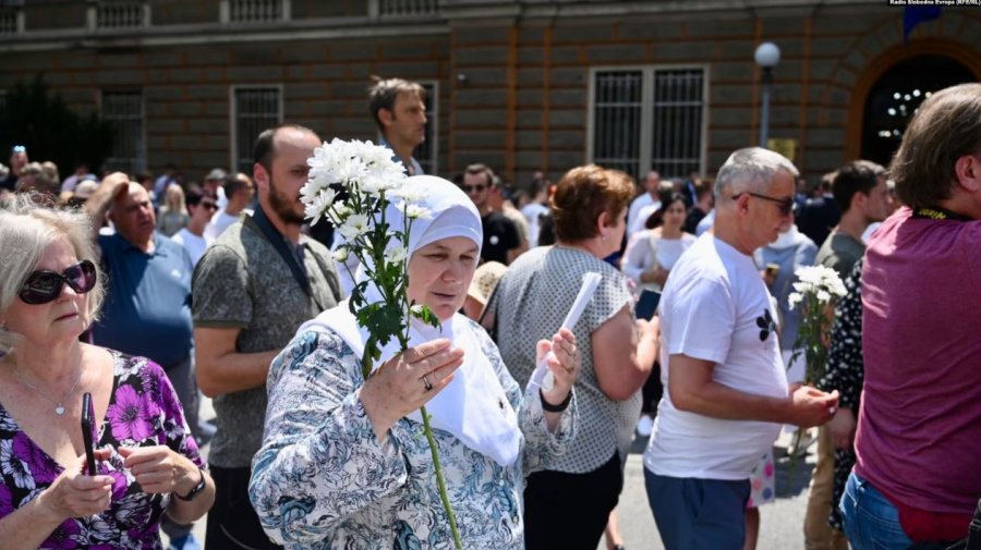 Sarajeva përcjell eshtrat e 14 viktimave të gjenocidit në Srebrenicë