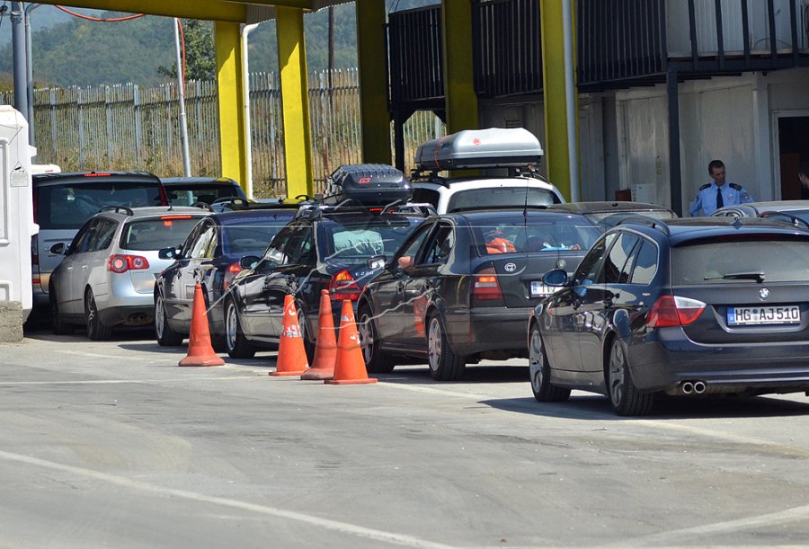 Mbi 3 orë pritjet në Merdar për të hyrë në Kosovë