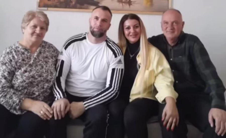 Publikohet fotografia e rrallë e Faton Hajrizit me dy prindërit e tij dhe të dashurën