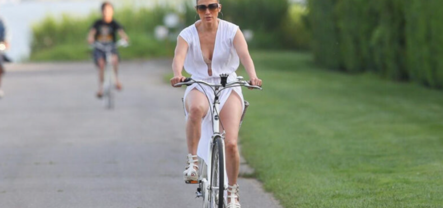 Jennifer Lopez tregoi se si të mbathni sandale japoneze me rripa këtë verë