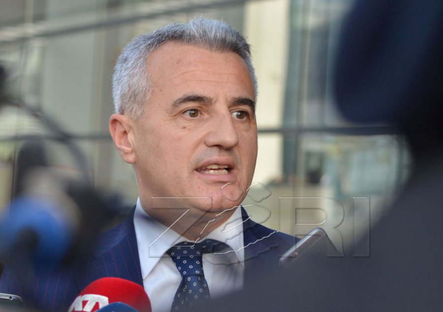 Varrimi i Faton Hajrizit, avokatit Arianit Koci i duartrokasin për punën humanitare që bëri për sjelljen e kufomës
