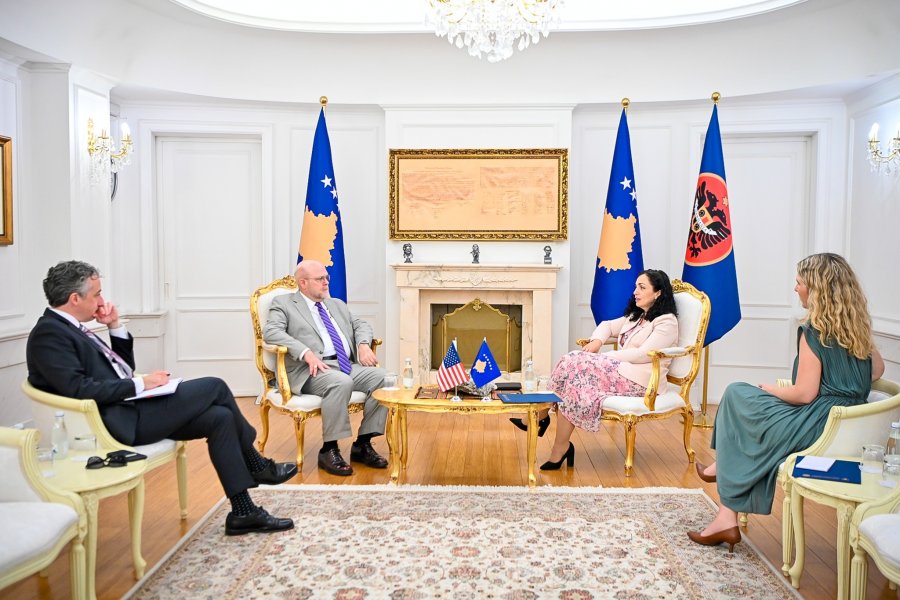 Osmani ia shpreh shqetësimet Hovenierit në lidhje me vendimin e BE-së për liberalizimin e vizave për pasaportat ilegale serbe