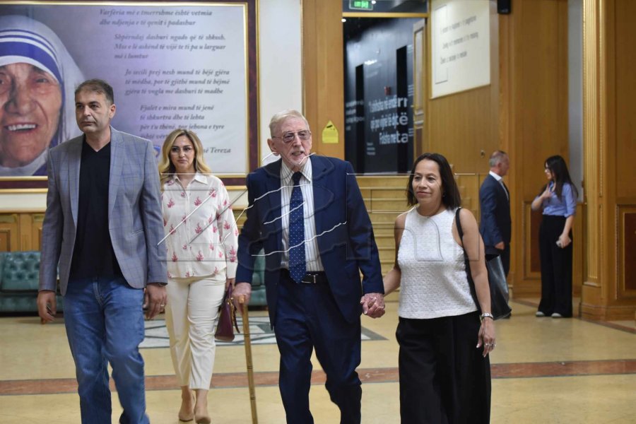 Walkeri mbërrin në Kuvend, i shoqëruar nga bashkëshortja e tij [foto]