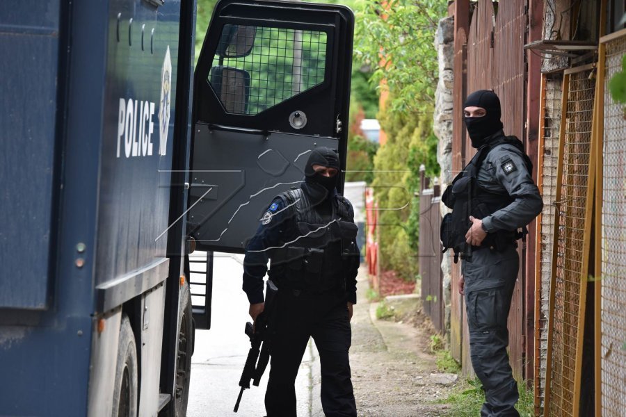 Aksioni i antidrogës në Suharekë: Tre të arrestuar, konfiskohen kokainë e armë