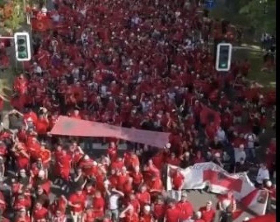 Dusseldorfi mbushet kuqezi, tifozëve shqiptarë s’po u shihet fundi
