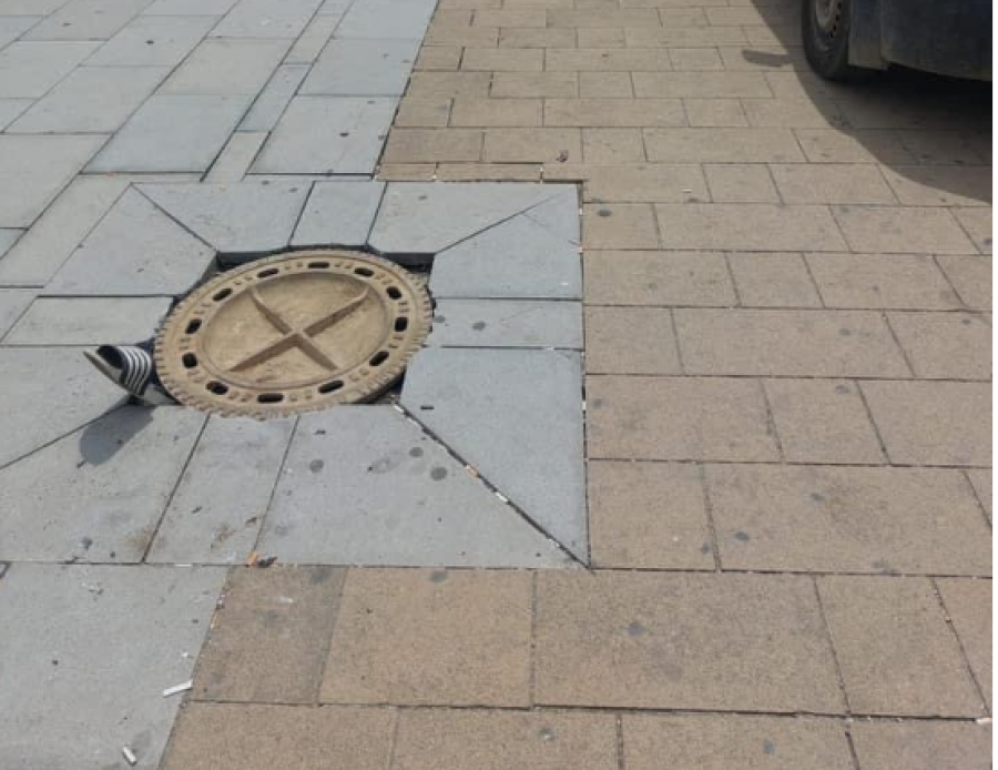 Komuna e Prishtinës bëhet horë, e rregullojnë pusetën me papuçe