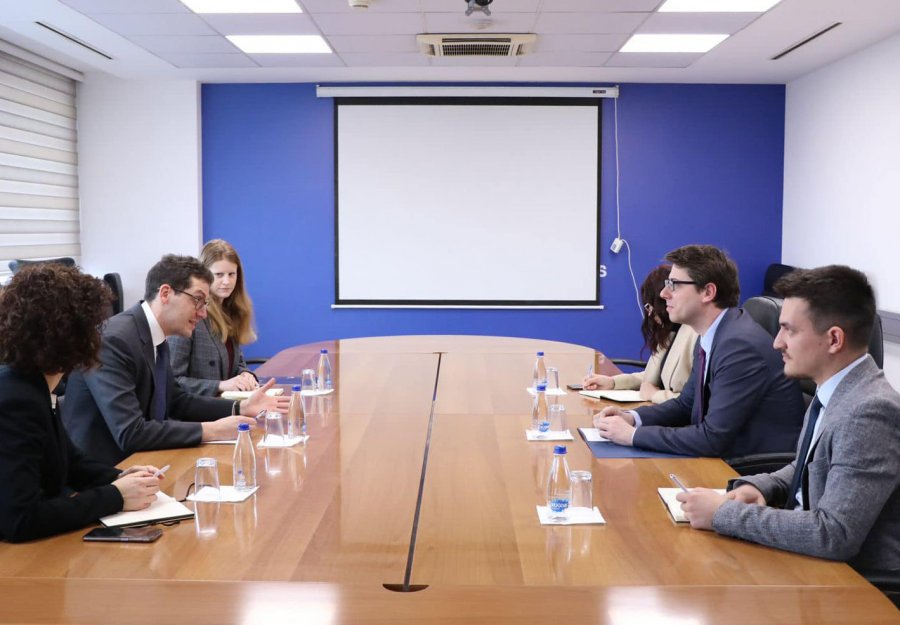 Murati takohet me Cummingun, diskutojnë për thellimin e ndërveprimeve ekonomike