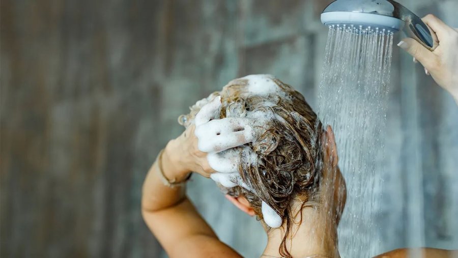 Sa shpesh duhet të lani flokët, përgjigjja do t’ju habisë
