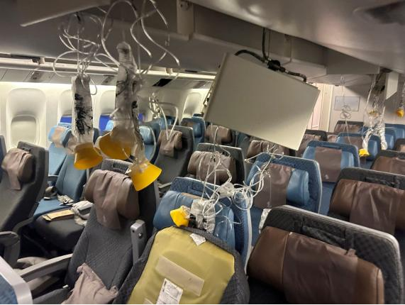 Një i vdekur dhe 54 të plagosur pas turbulencave që goditën fluturimin nga Londra në Singapor