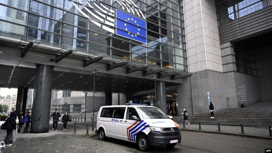 Policia kontrollon zyrat e PE-së për ndërhyrjen e dyshuar ruse