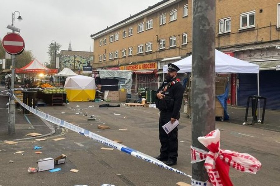 Sulm me thikë në një treg në Londër, një i vdekur dhe dy të plagosur