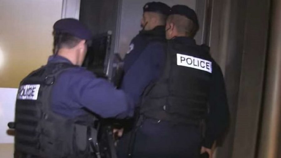 Bastiset një banesë në Prishtinë, policia gjen drogë dhe prova të tjera