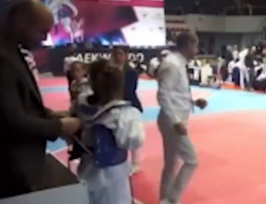 Goditet me shuplakë nga trajneri i Kosovës tetëvjeçarja kosovare që humbi kundër rivales serbe në taekwondo [video]